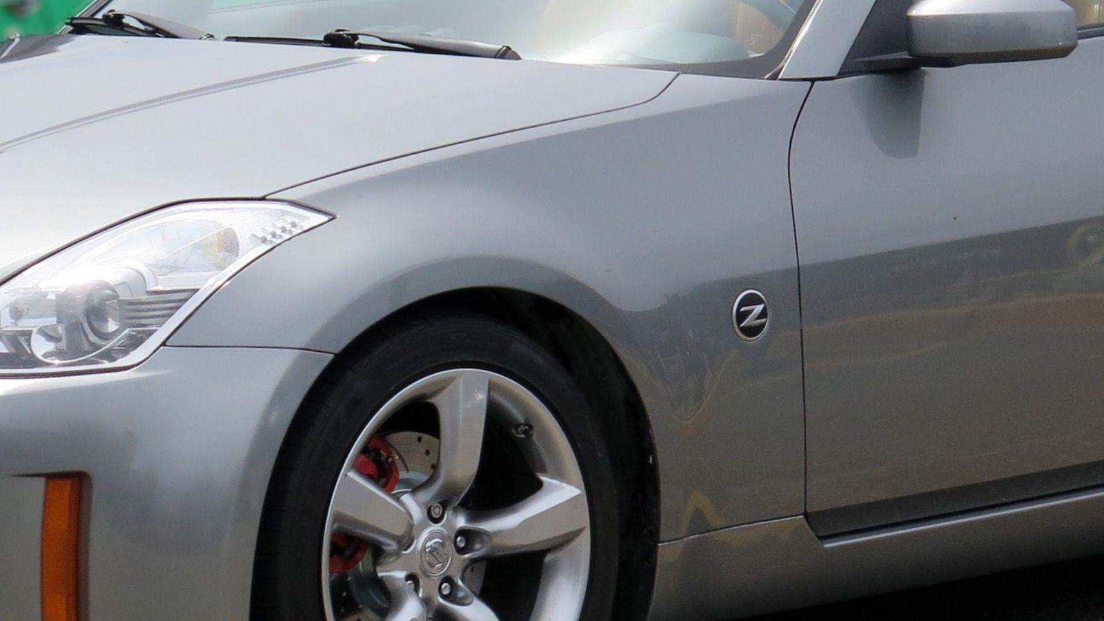 2005 Nissan 350Z (Z33) — front three-quarter view