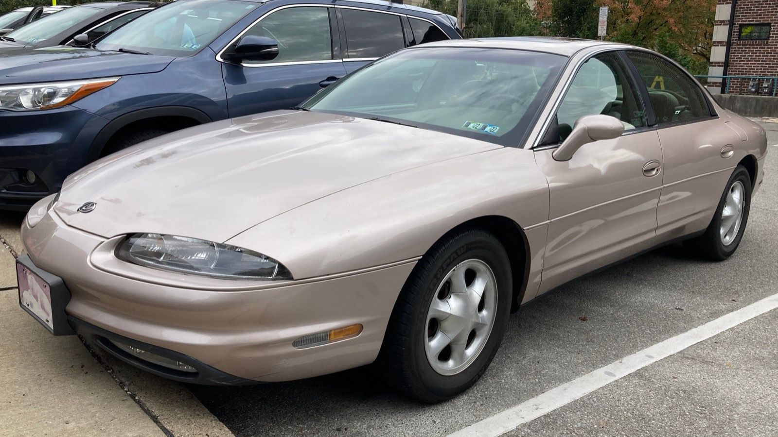 Champagne metallic 1998 Oldsmobile Aurora sedan, front three-quarter view