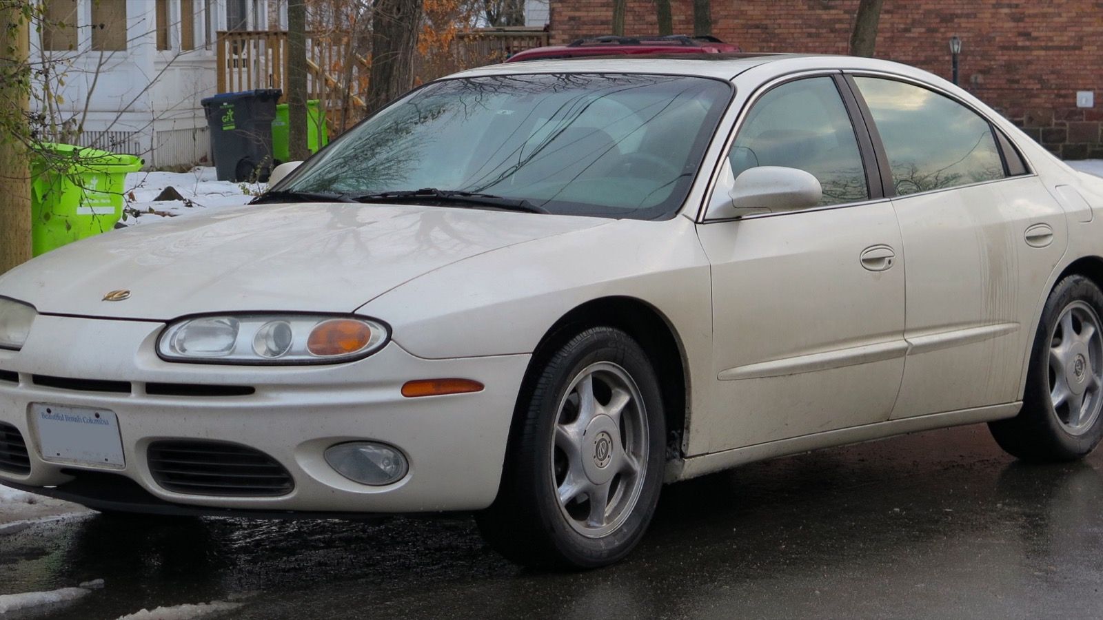 White 2002 Oldsmobile Aurora 4.0 sedan, front three-quarter view