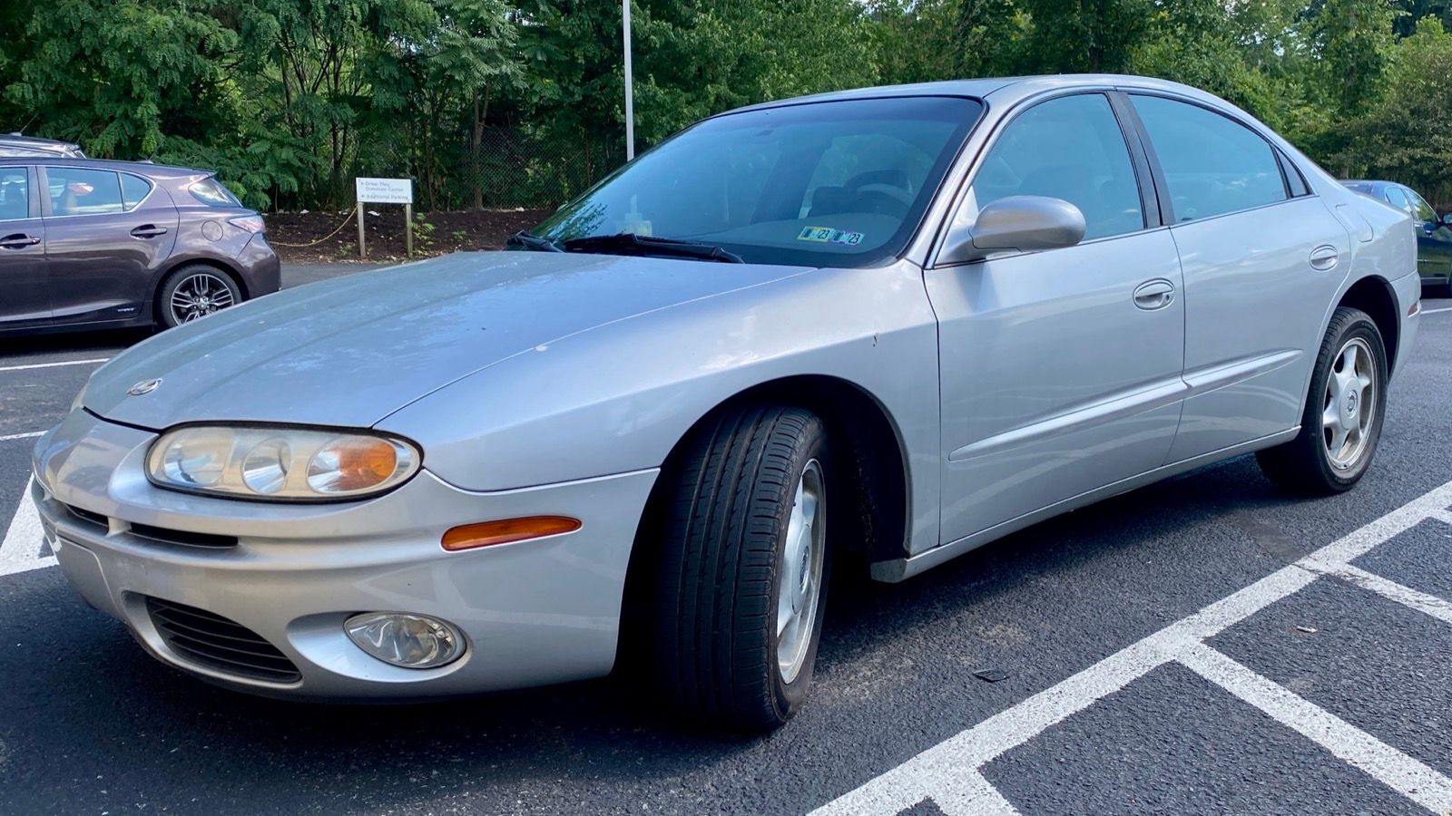 Silver 2003 Oldsmobile Aurora 4.0 sedan, front three-quarter view