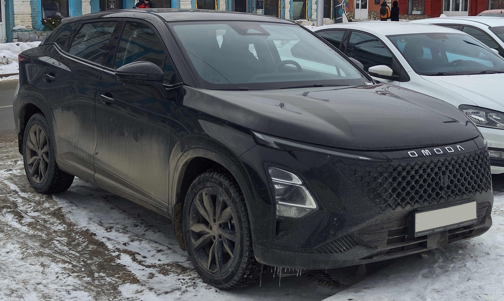 Black 2024 Omoda C5 crossover, front three-quarter view