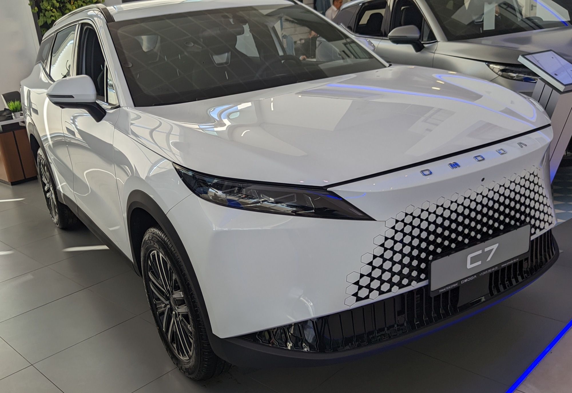 White Omoda C7, front three-quarter view