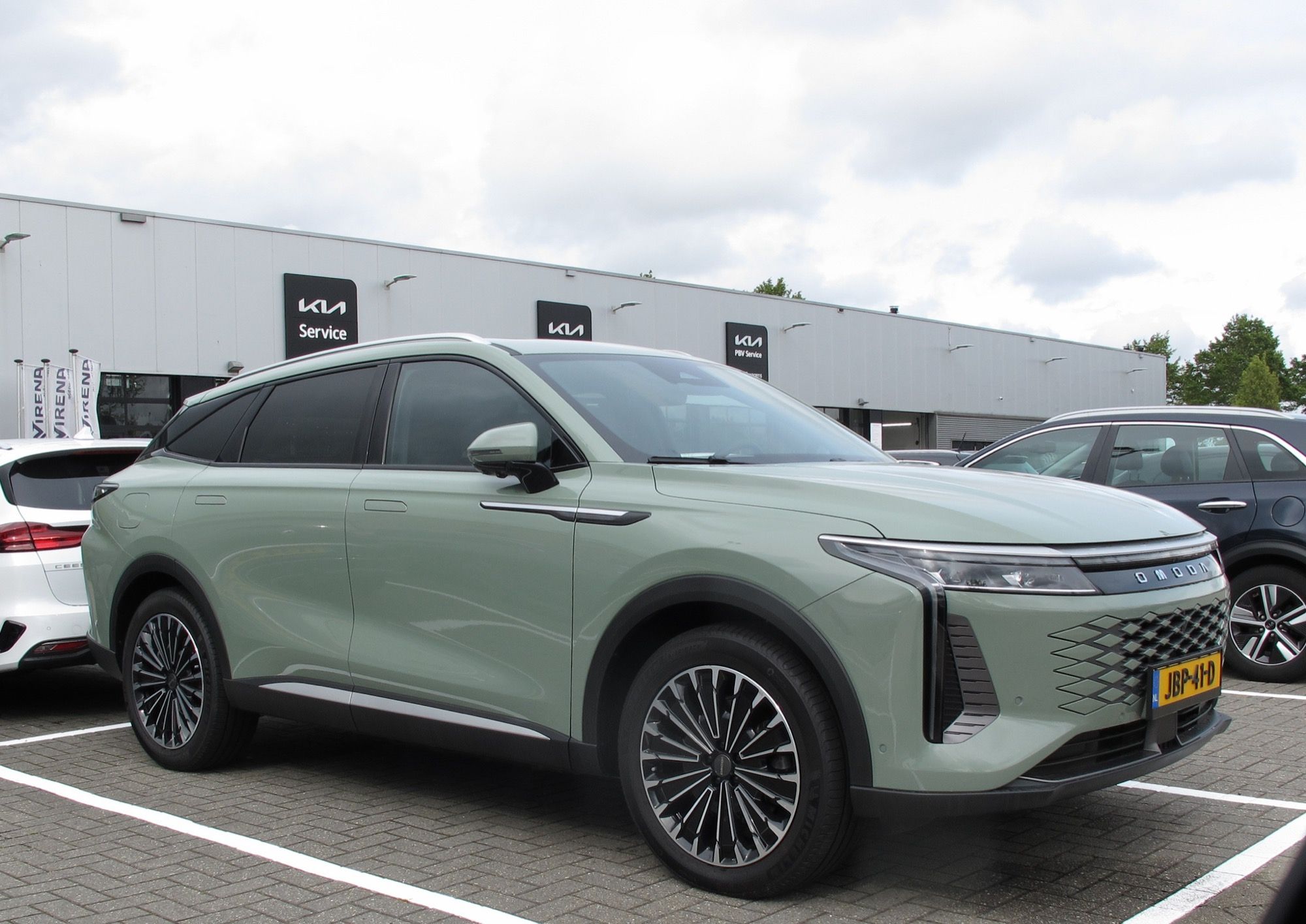 Light green 2025 Omoda 9 SHS-P, front three-quarter view