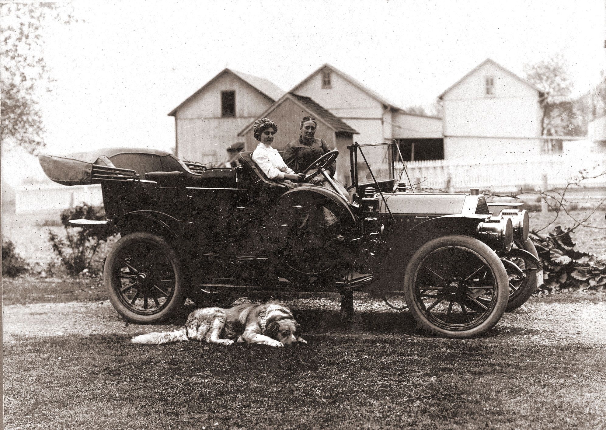 Circa-1910 Peerless open touring car, left side profile, parked on a lawn