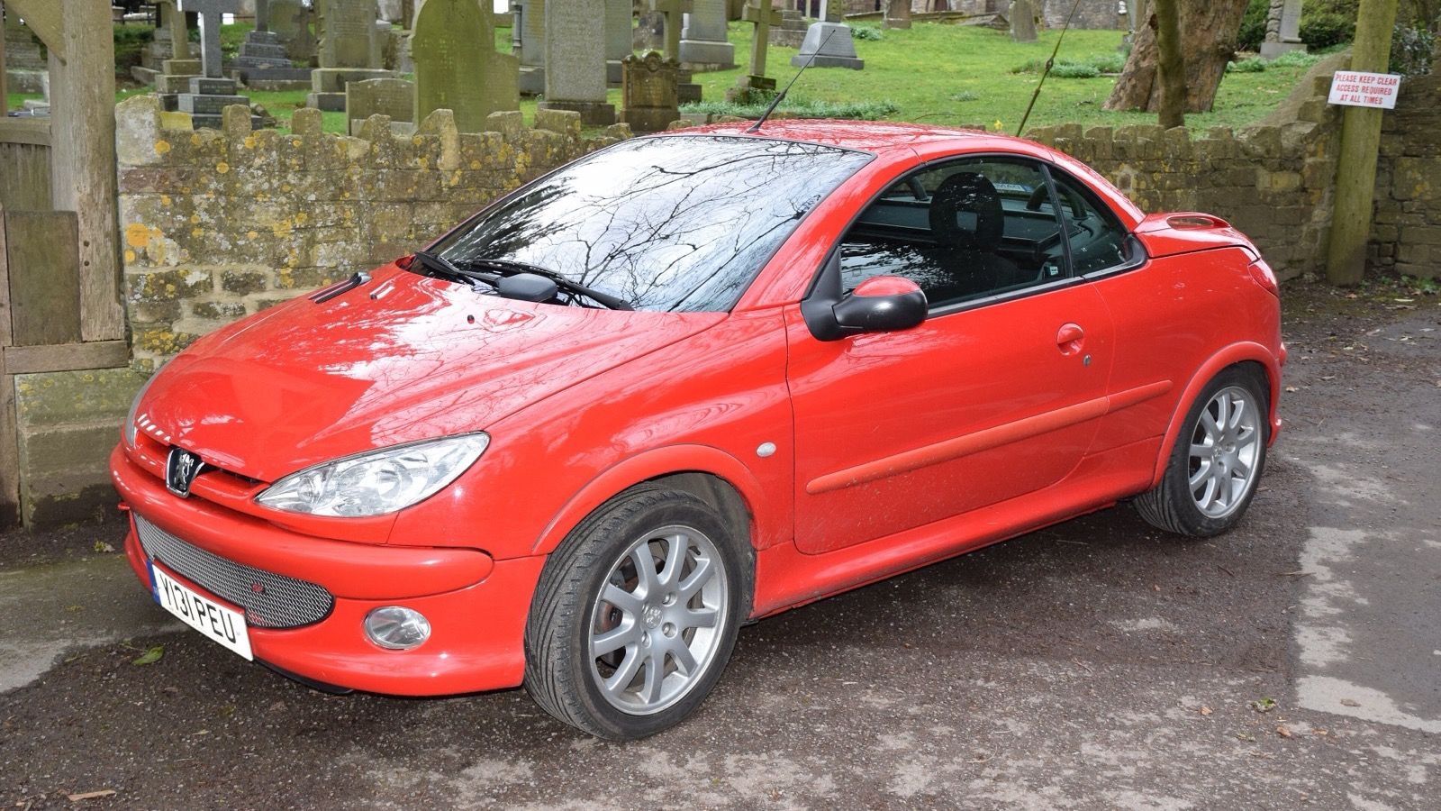 Red 2001 Peugeot 206 CC folding-hardtop coupé cabriolet, front three-quarter view