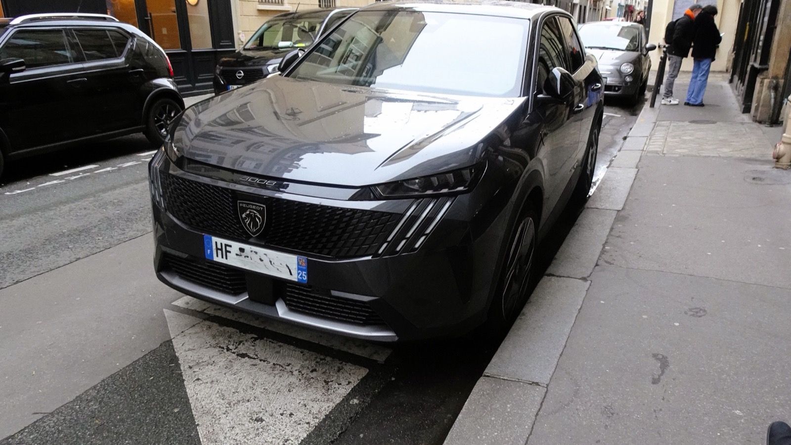 Dark grey 2025 Peugeot 3008 Hybrid 136 parked on a Paris street, front three-quarter view