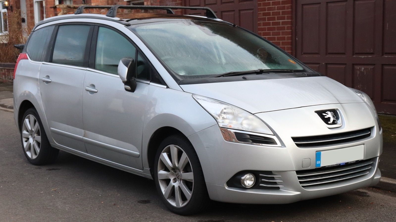 Silver 2014 Peugeot 5008 Allure MPV, front three-quarter view