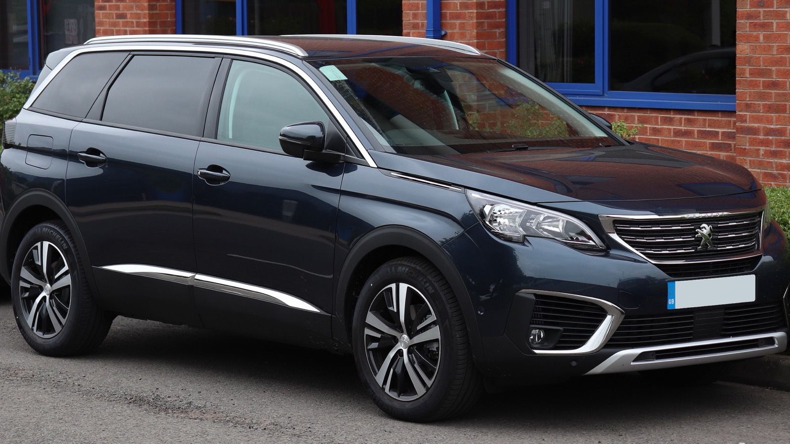 Dark blue 2018 Peugeot 5008 Allure SUV, front three-quarter view