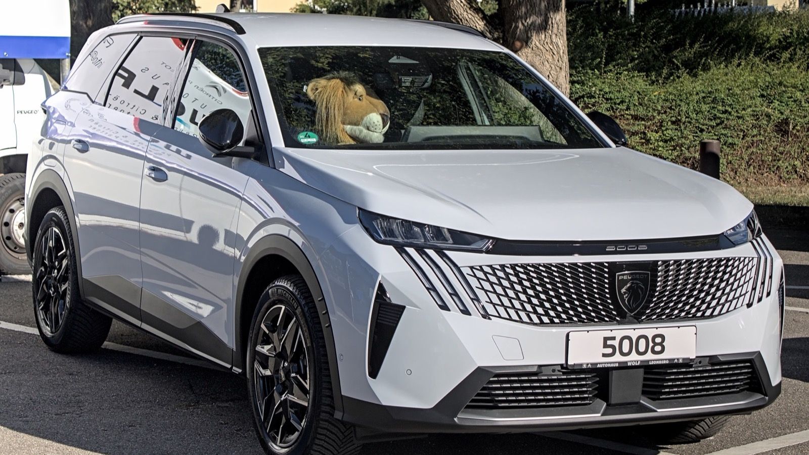White third-generation 2024 Peugeot 5008 SUV, front three-quarter view