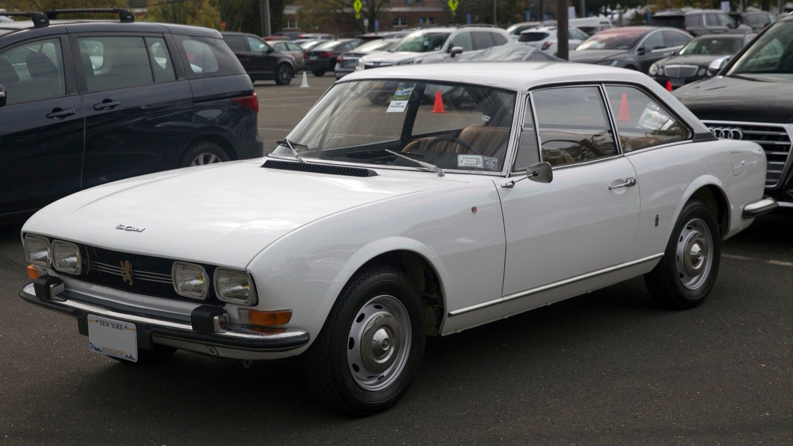 White 1969 Peugeot 504 Coupé in Blanc Arosa, front three-quarter view