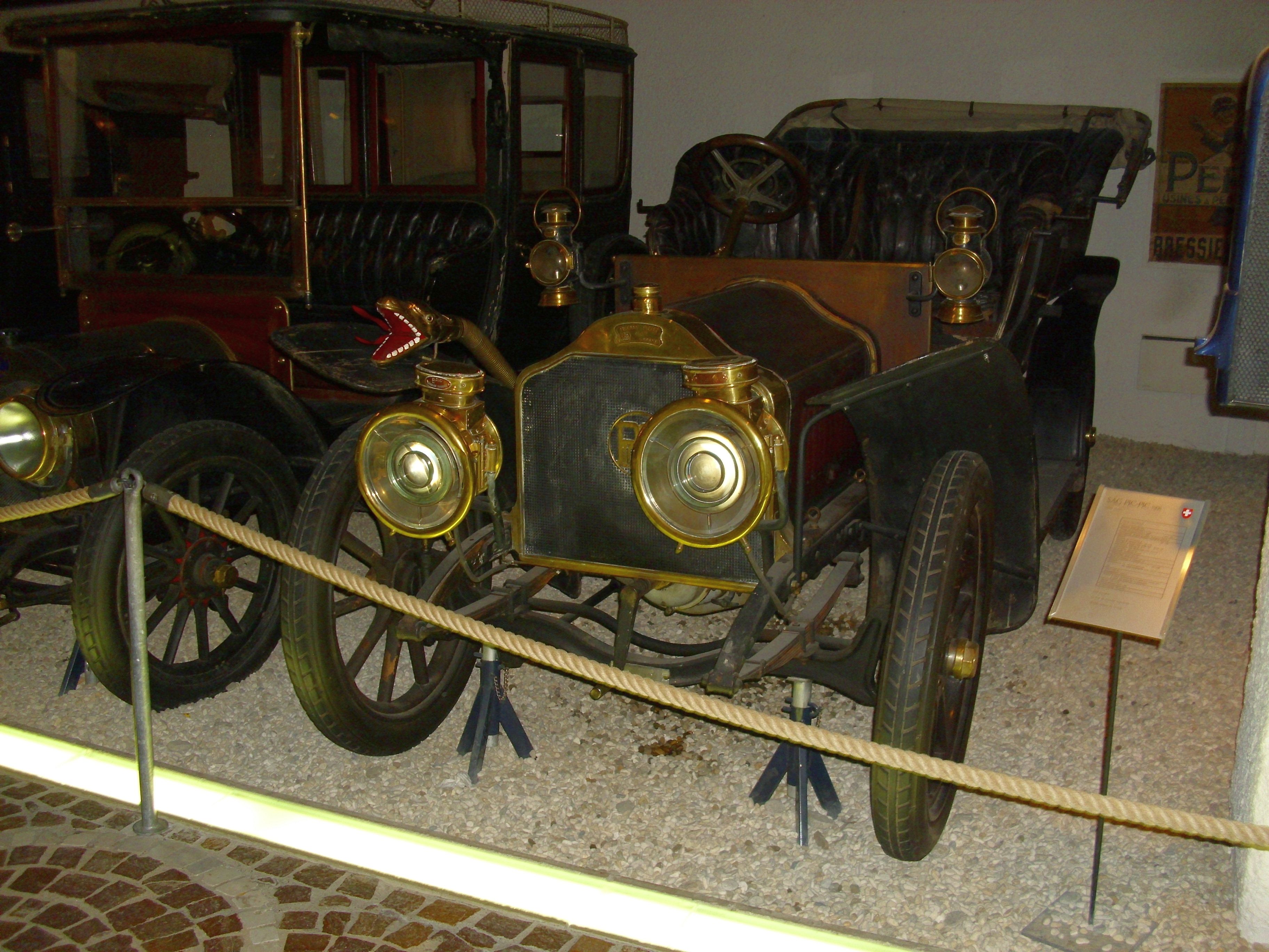 1906 S.A.G. Pic-Pic touring chassis on museum display, front three-quarter view