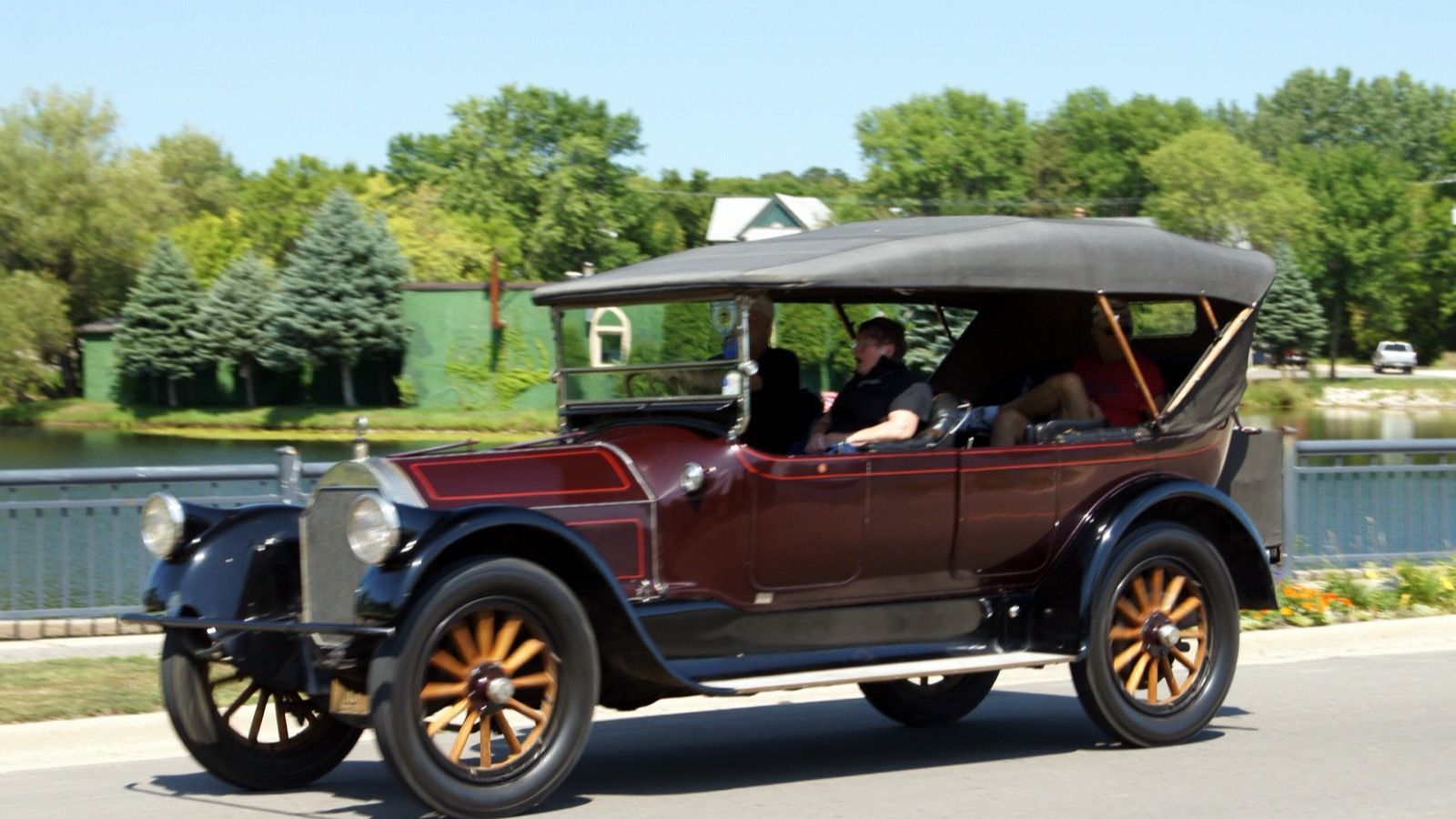 1916 Pierce-Arrow Model 66, side profile