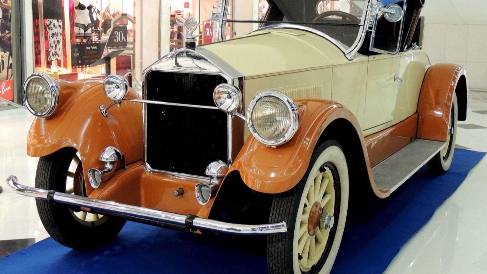 1925 Pierce-Arrow Series 80 runabout, front three-quarter view
