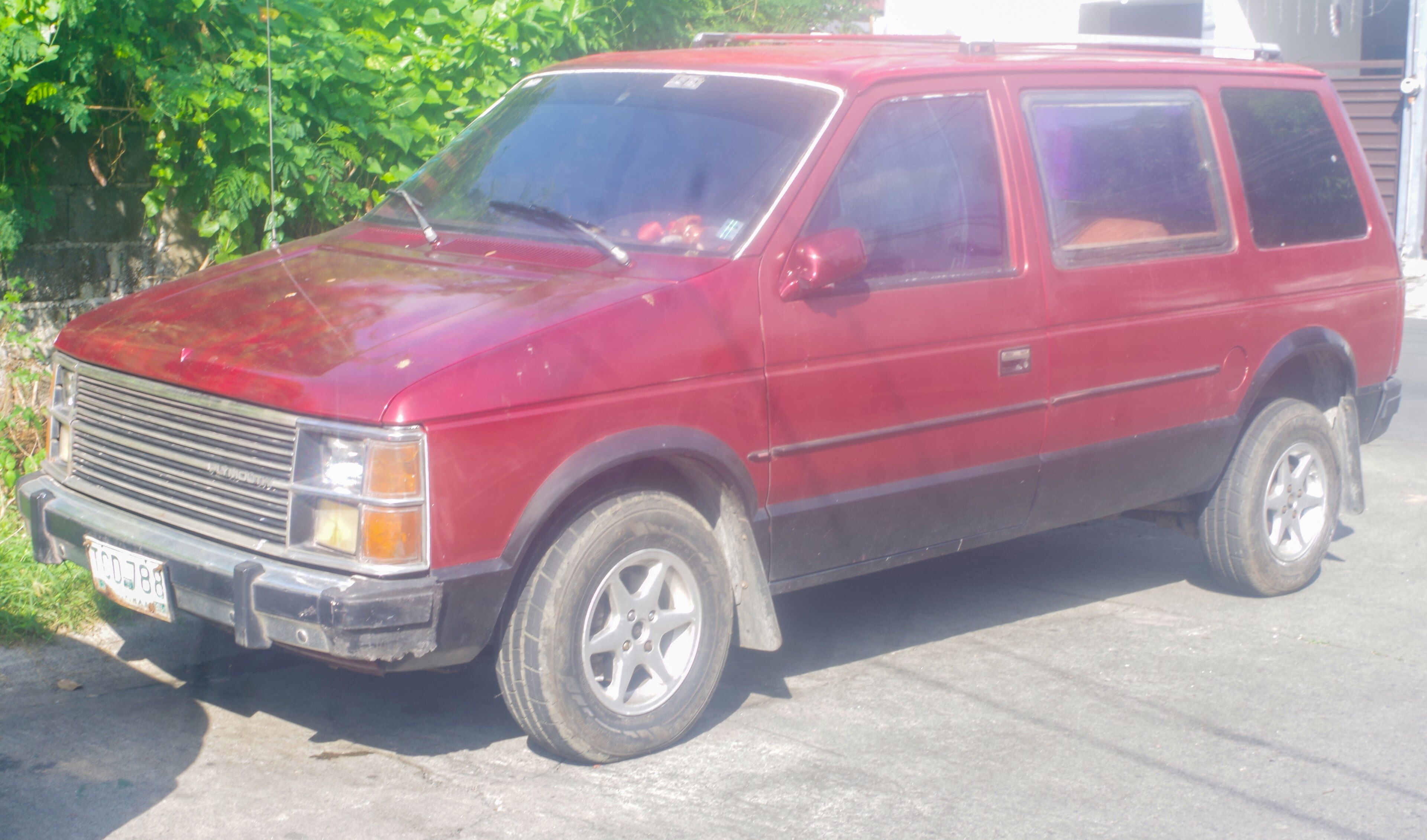 1990 Plymouth Voyager LE, front three-quarter view