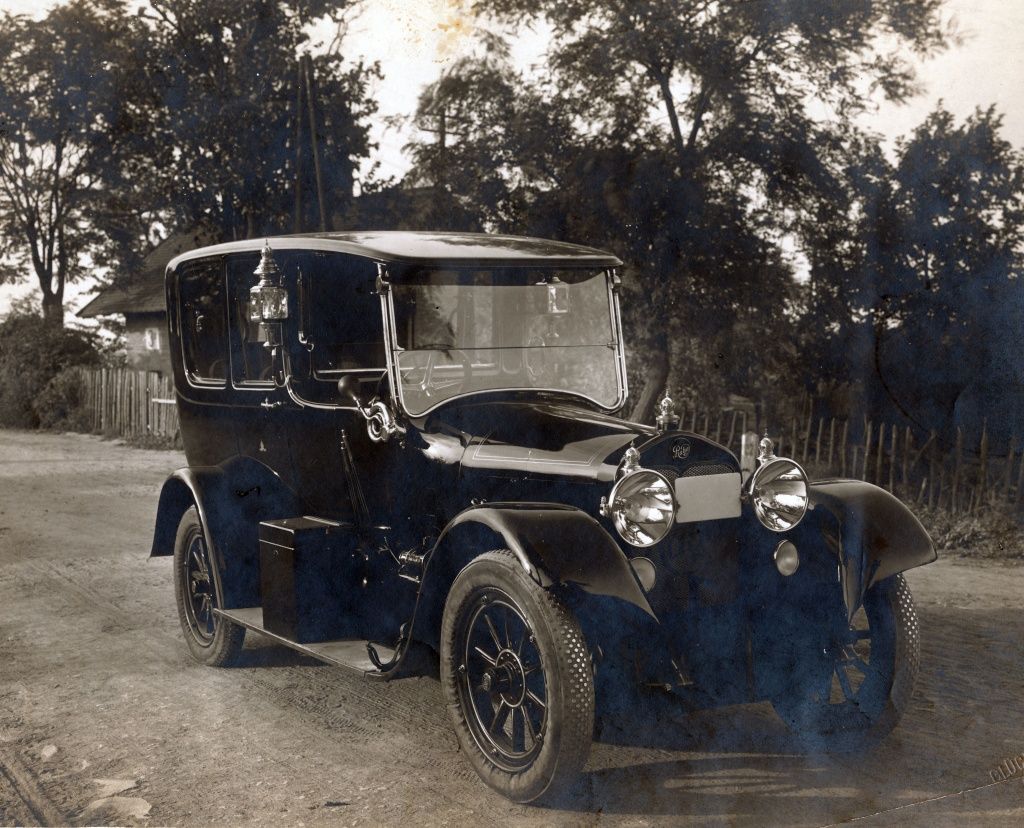 1913 Praga Grand closed limousine built under licence by Rába, front three-quarter view