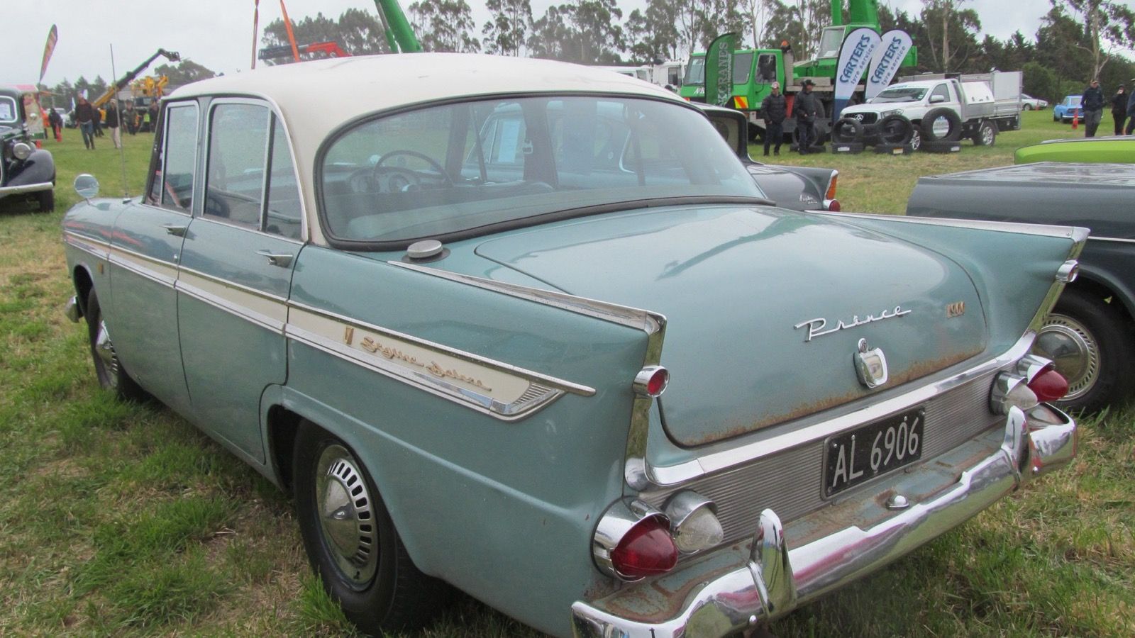 1962 Prince Skyline 1900 Deluxe (BLSID-3) sedan, front three-quarter view