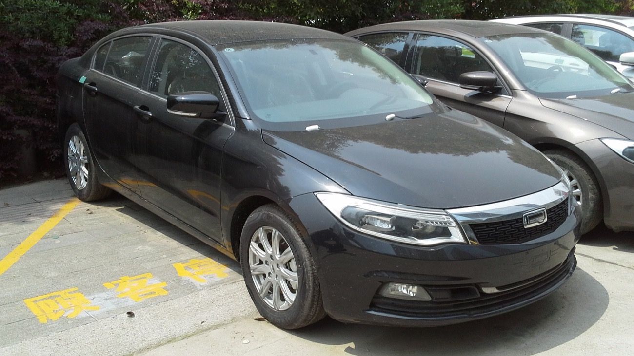 Dark grey Qoros 3 sedan, front three-quarter view