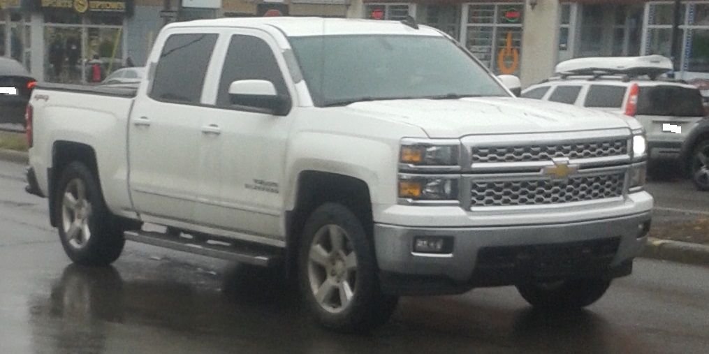 White 2014–2015 Chevrolet Silverado 1500 crew cab, third design generation, front three-quarter view