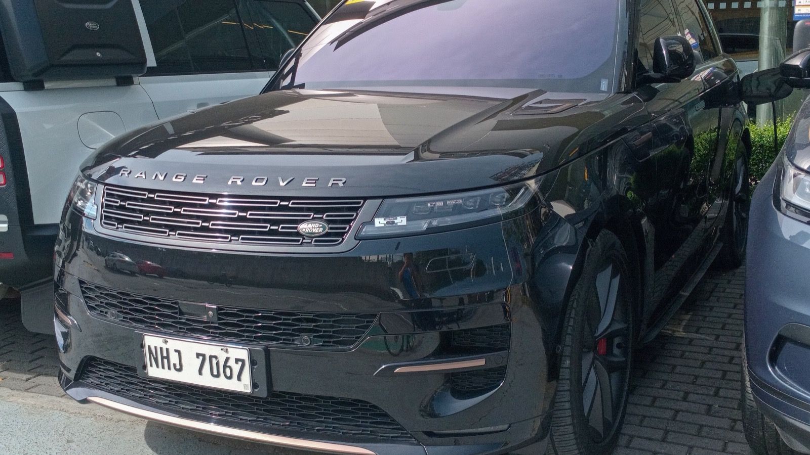 Black 2023 Range Rover Sport Dynamic HSE (L461), front three-quarter view