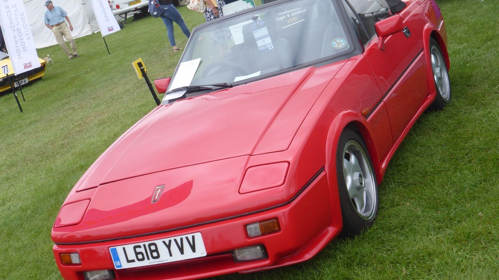 Red 1993 Reliant Scimitar Sabre 1.8 Turbo roadster, front three-quarter view