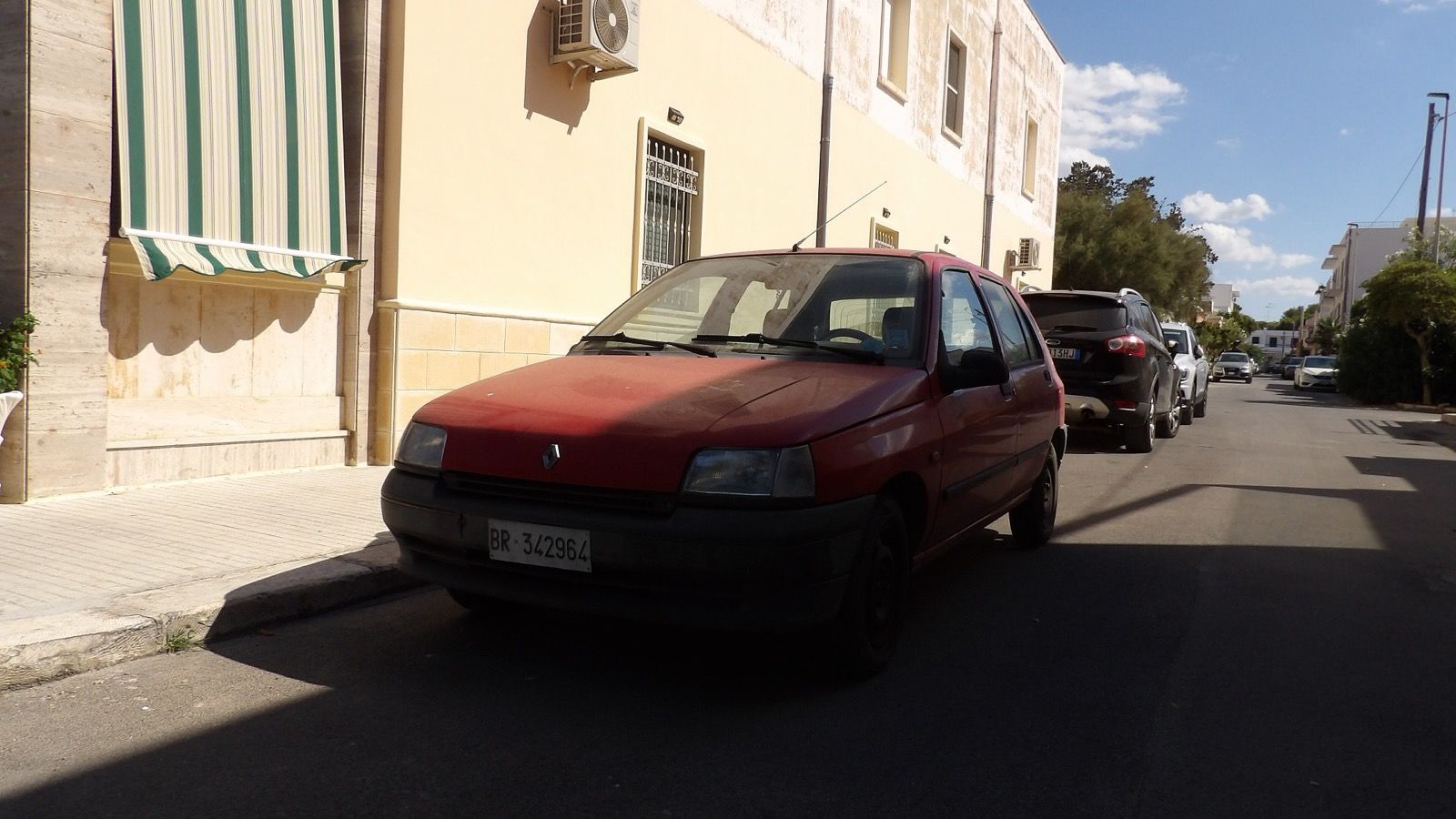 First-generation Renault Clio I RT parked in Specchiolla, Italy, front three-quarter view