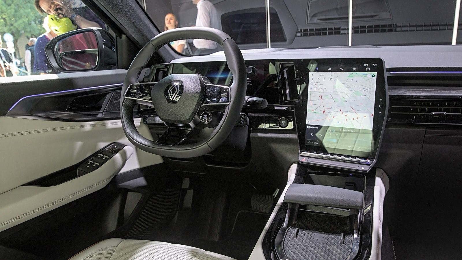 2023 sixth-generation Renault Espace crossover SUV at the IAA show, front three-quarter view