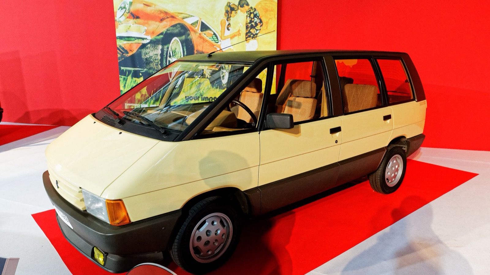 Red first-generation Renault Espace (Espace 2000 TSE) MPV on display, front three-quarter view