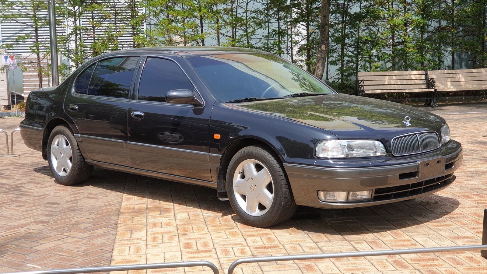 Black 1998 Samsung SM530L, front three-quarter view