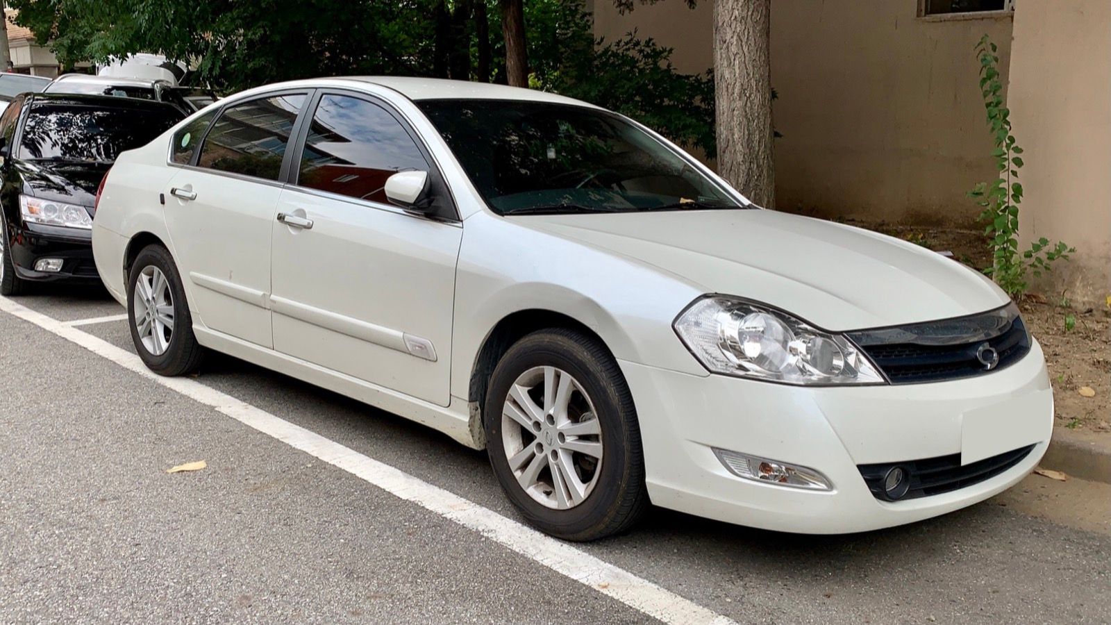 White second-generation Renault Samsung SM5, front three-quarter view