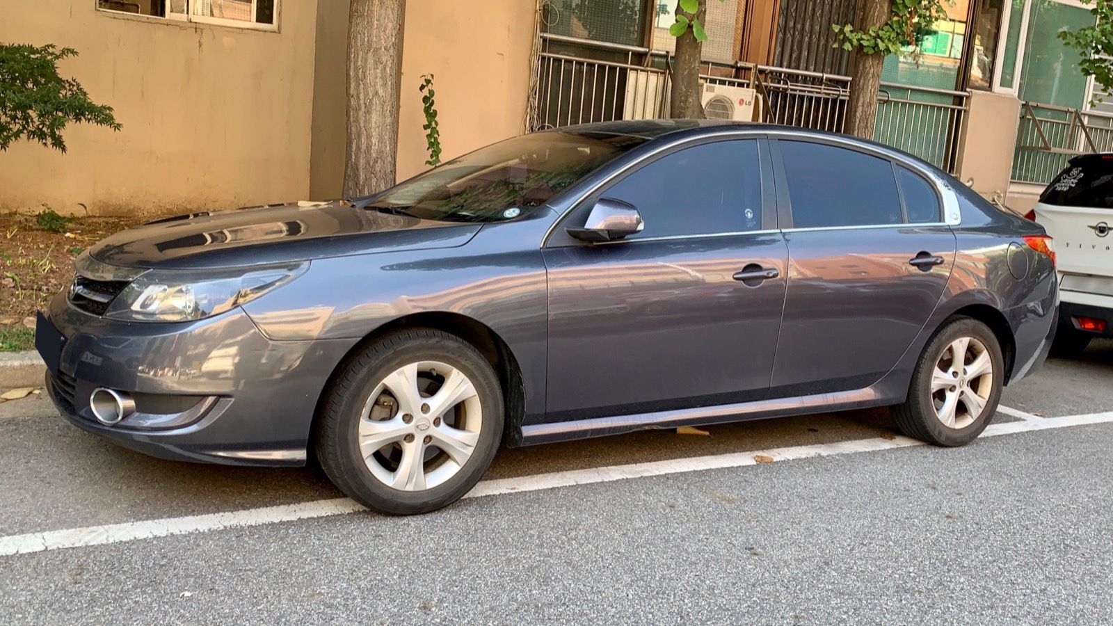 Grey third-generation Renault Samsung SM5, side profile