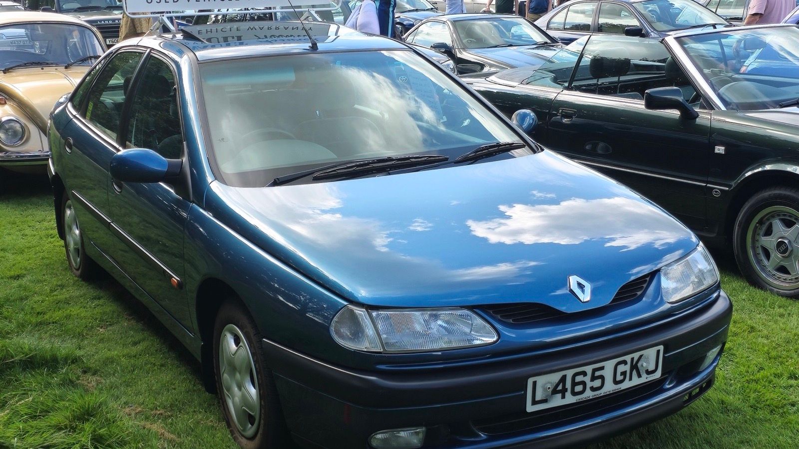 1994 first-generation Renault Laguna RXE hatchback, front three-quarter view