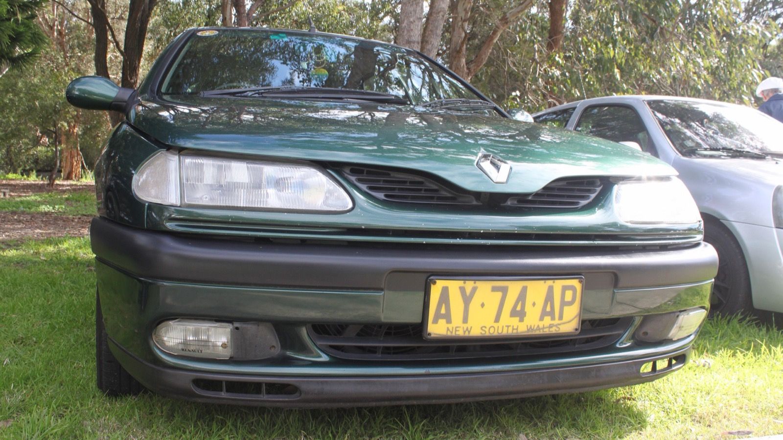1995 first-generation Renault Laguna V6 hatchback, front three-quarter view