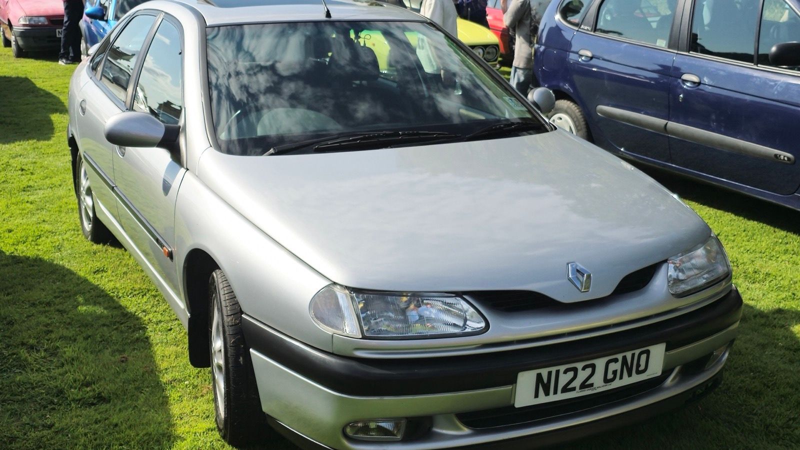 1996 first-generation Renault Laguna RTi hatchback, front three-quarter view