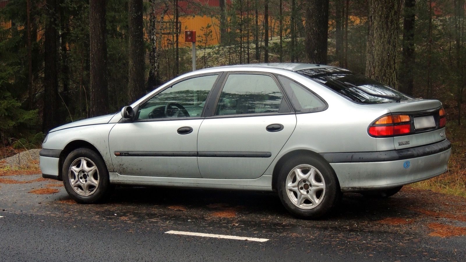 Grey 2000 first-generation Renault Laguna hatchback, front three-quarter view