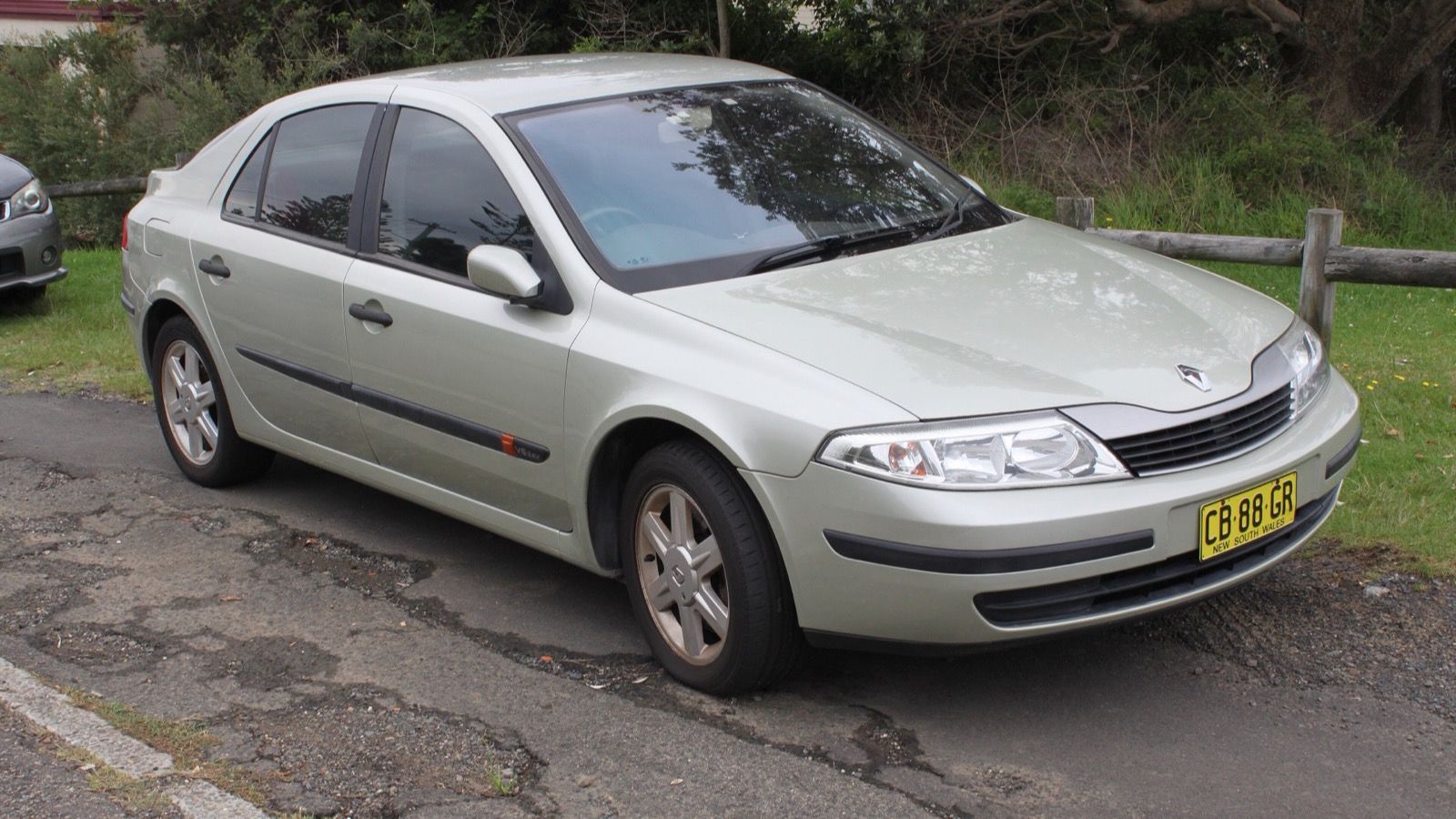 2002 second-generation Renault Laguna Authentique hatchback, front three-quarter view