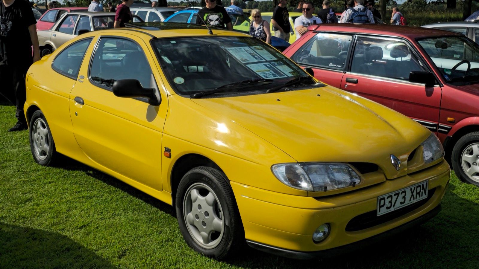 1997 first-generation Renault Mégane Fidji hatchback, front three-quarter view