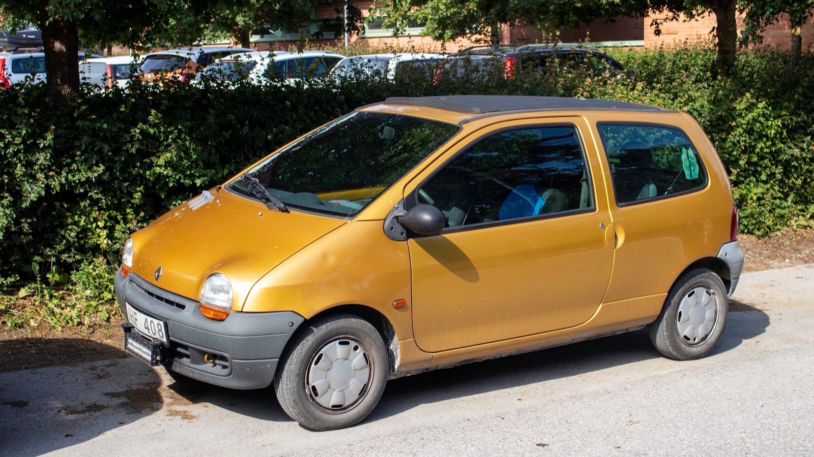 1998 first-generation Renault Twingo city car, front three-quarter view