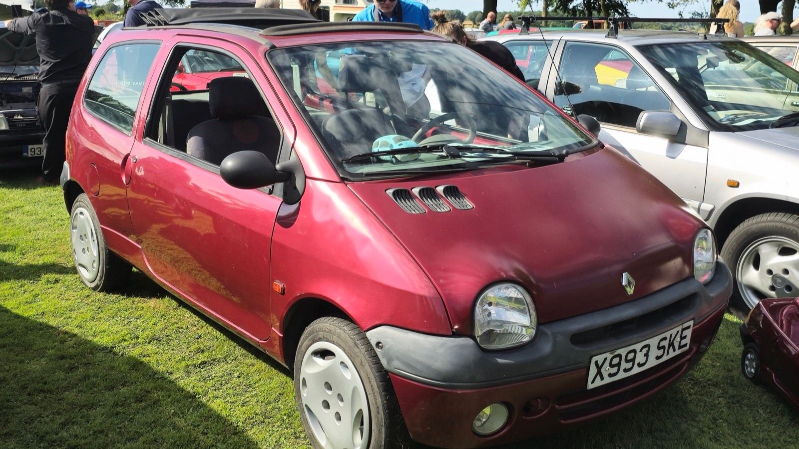 2000 first-generation Renault Twingo city car, front three-quarter view