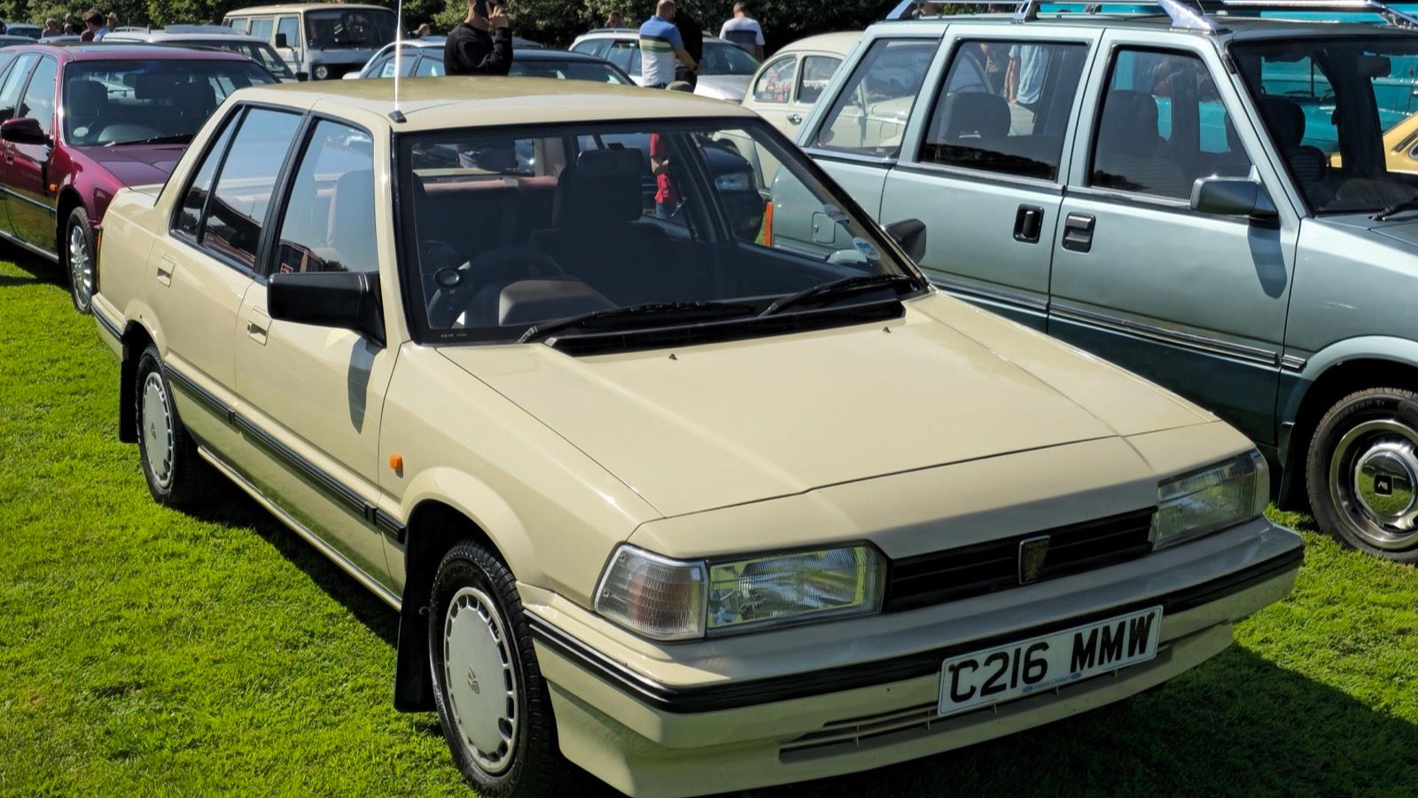 Beige 1986 Rover 213 S saloon, front three-quarter view