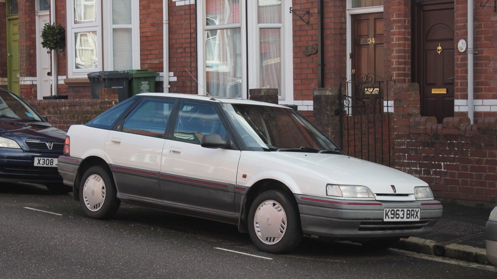 Green 1992 Rover 214 SLi (R8) hatchback, front three-quarter view