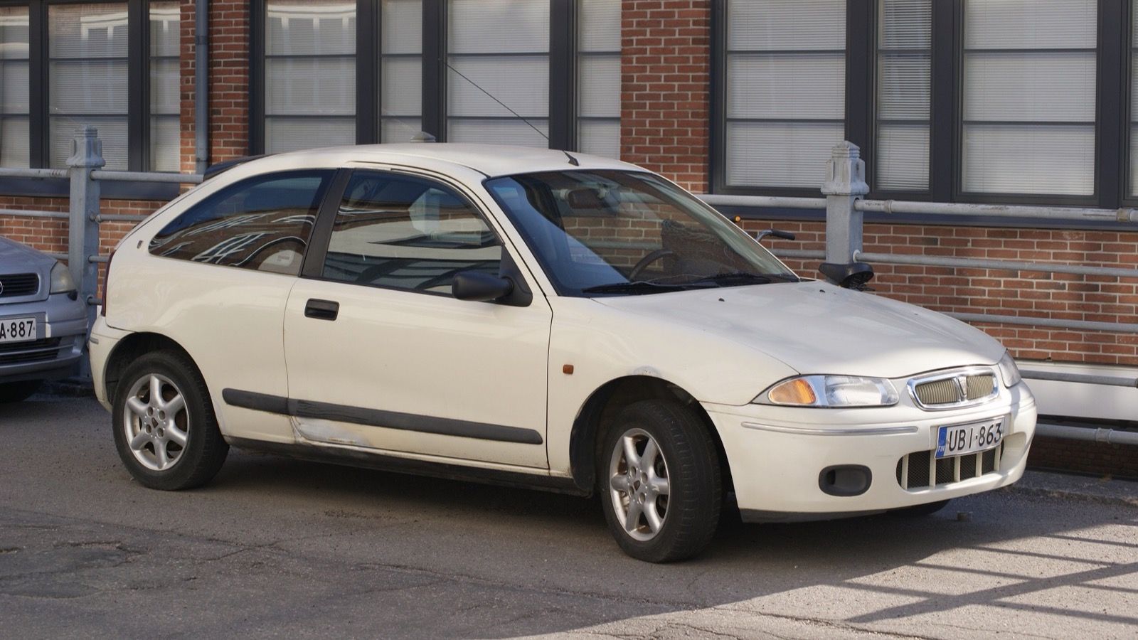 Green 1999 Rover 200 (R3) hatchback, front three-quarter view