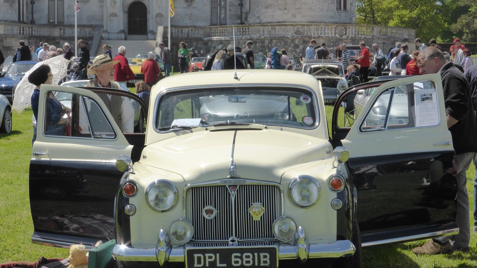 Blue 1964 Rover 95 (P4) saloon, front three-quarter view