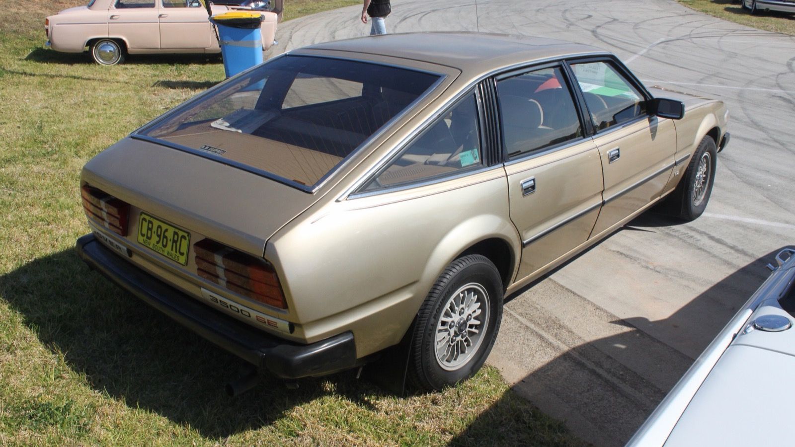 Bronze 1981 Rover 3500 SE (SD1) hatchback, front three-quarter view