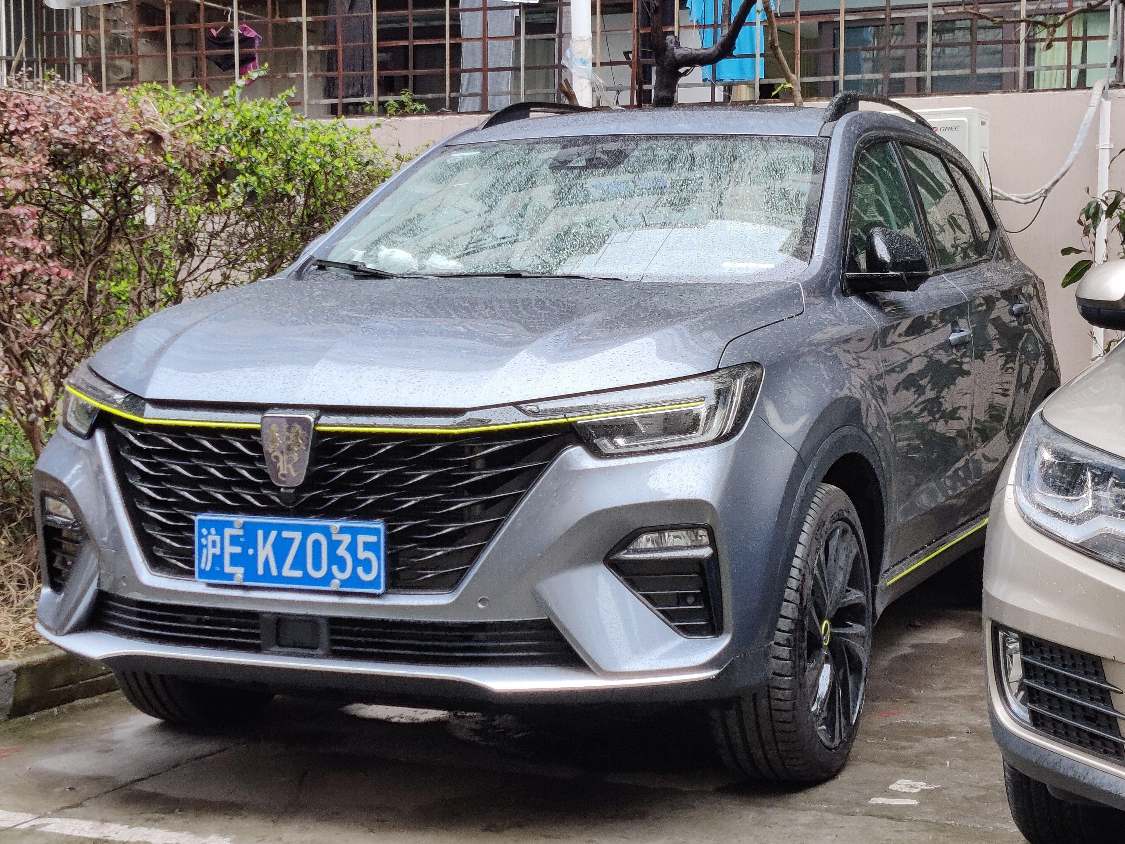Grey 2021 Roewe RX5 Plus compact SUV, front three-quarter view