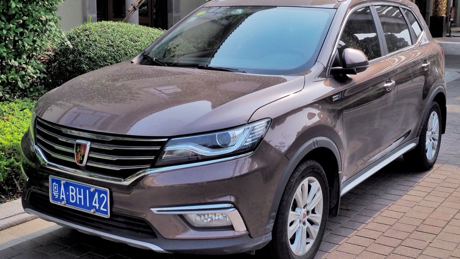 Brown first-generation Roewe RX5 compact SUV, front three-quarter view