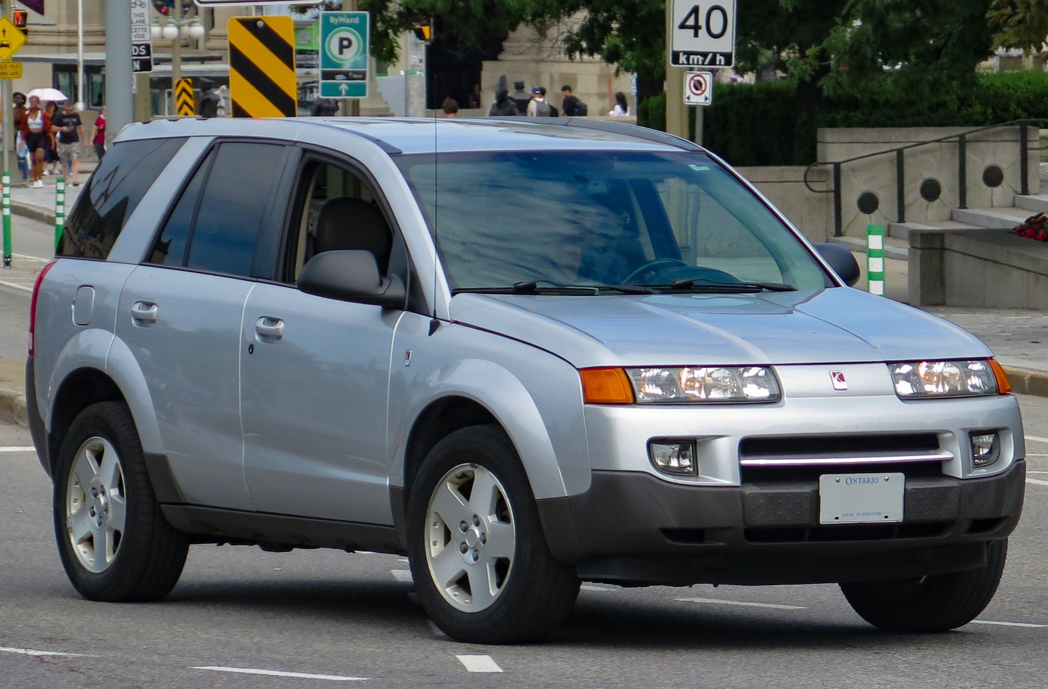 2004 Saturn Vue V6 AWD in light silver, front right view