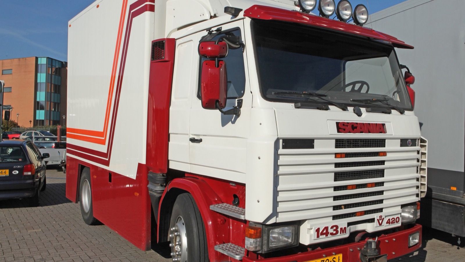 White and red 1992 Scania 143M V8 420, front three-quarter view