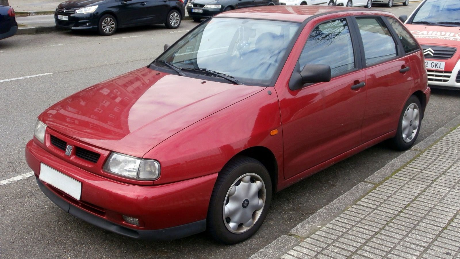 Red 1995 SEAT Ibiza Mk2 GLX five-door hatchback, front three-quarter view