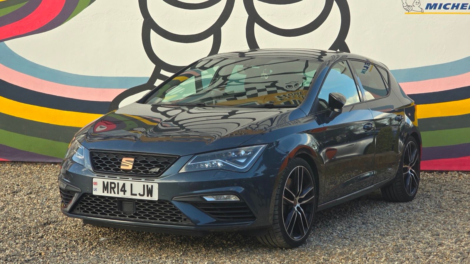 Dark blue SEAT León Mk3 Cupra five-door hatchback, front three-quarter view