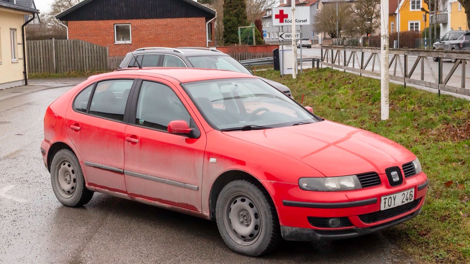 Orange SEAT León Mk1 (Typ 1M) five-door hatchback, front three-quarter view